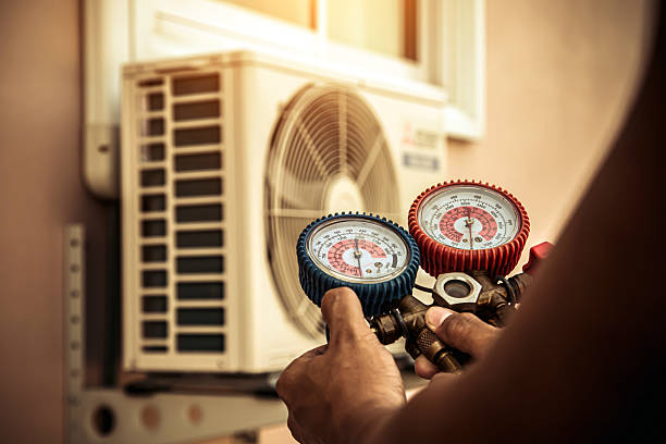 Professional Hvac technician working in DeFuniak Springs, FL